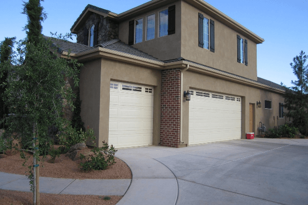 Lincoln panel garage with windows